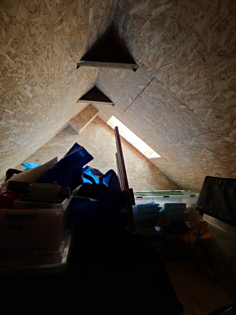 Strych pełen niepotrzebnych rzeczy