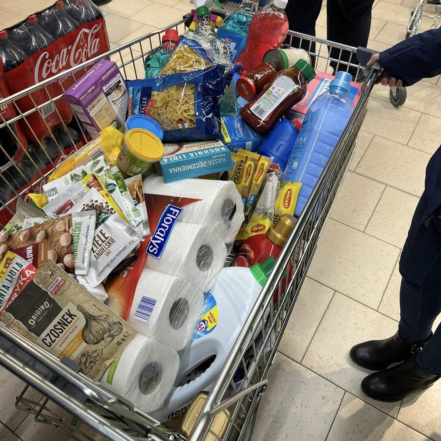 Zakupy na świąteczną paczkę charytatywną 